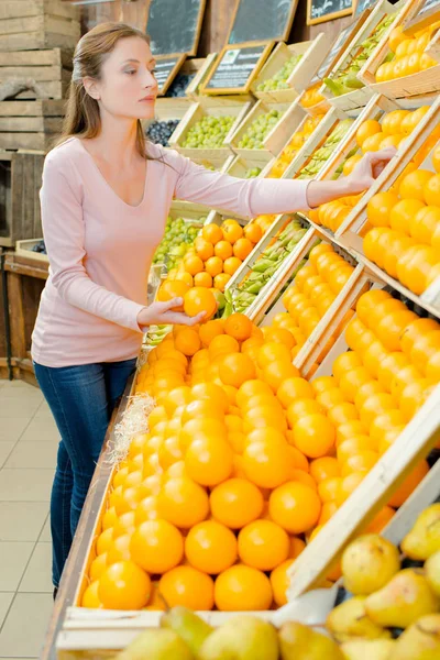 Femme Ramassant Des Oranges Supermarché — Photo