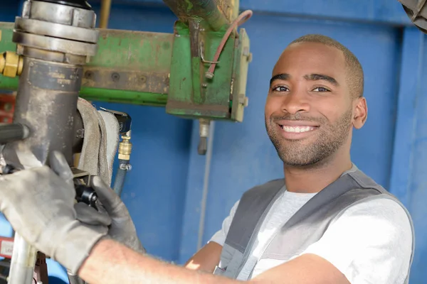 Trabajador Posando Mientras Limpia — Foto de Stock