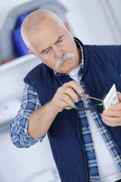 Elettricista Sta Controllando Una Presa Con Cacciavite — Foto Stock