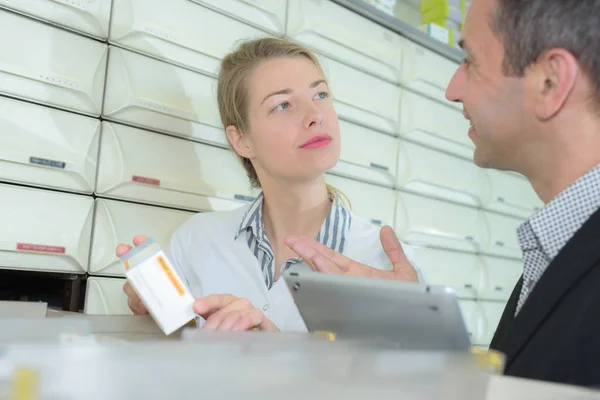 Experimentado Gerente Farmacéutico Asesoramiento Compañero Trabajo Femenino Farmacia Moderna —  Fotos de Stock