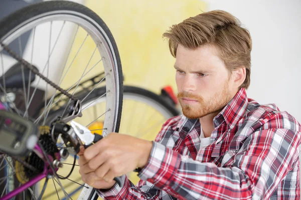 남자와 자전거 타이어 — 스톡 사진