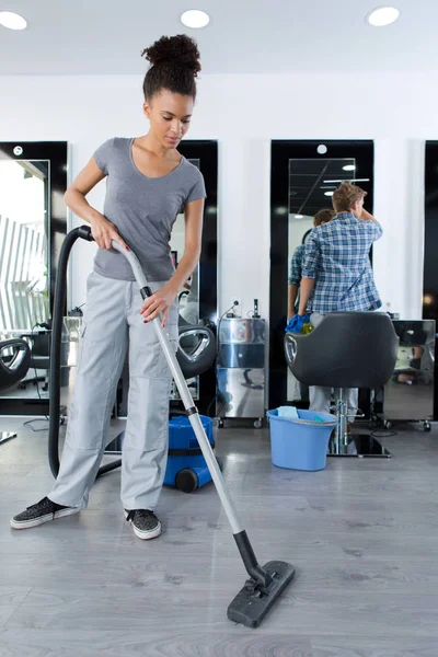 Lady Vacuuming Hairdressing Salon — Stock Photo, Image