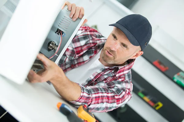 Tecnico Che Ripara Apparecchio — Foto Stock