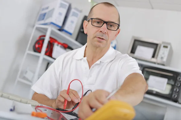 Homem Usando Instrumento Medição Eletrônico — Fotografia de Stock