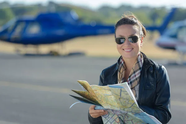 Jonge Vrouw Helikopter Piloot Lezen Kaart — Stockfoto