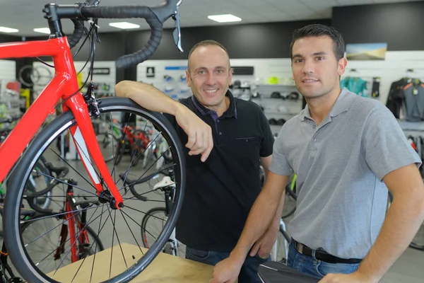 Retrato Hombres Positivos Posando Tienda Bicicletas — Foto de Stock