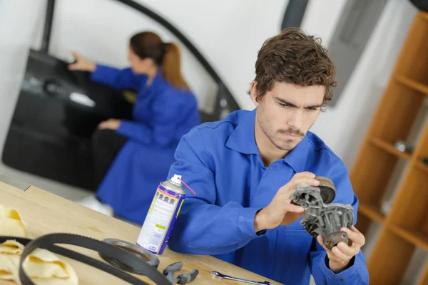 Étudiant Avec Partie Auto Étudier Commerce Automobile — Photo