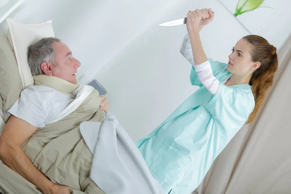Gek Verpleegkundige Zwaaiende Mes Doden Van Een Patiënt — Stockfoto