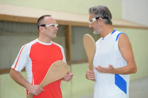 Des Sportifs Discussion Tenant Des Raquettes Bois — Photo