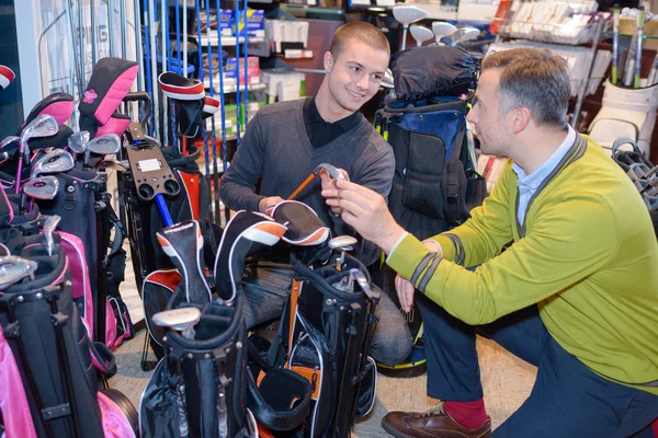 Homens Olhando Para Equipamentos Golfe Loja — Fotografia de Stock