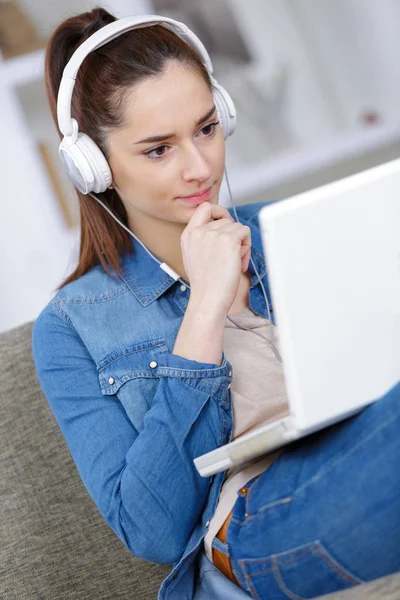 Mulher Jovem Laptop Fone Ouvido — Fotografia de Stock