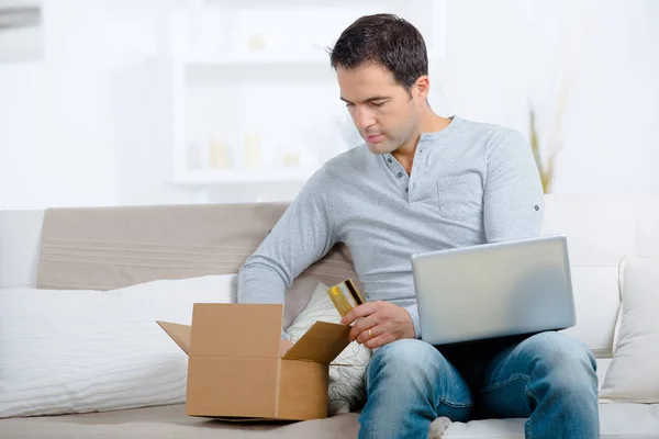 Mann Packt Online Einkauf Hause Aus — Stockfoto