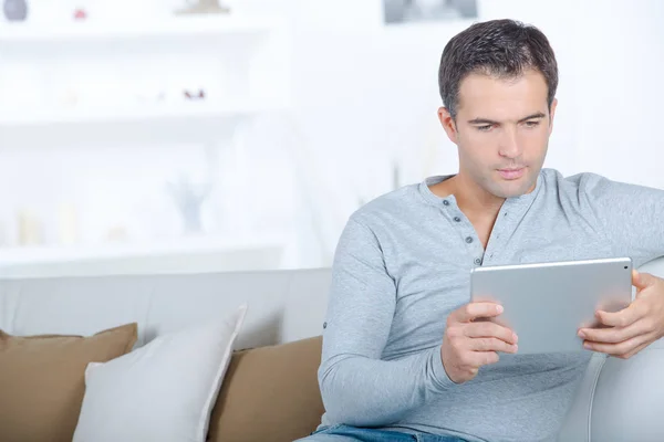 Medelålders Man Med Digitala Tablett Soffa — Stockfoto