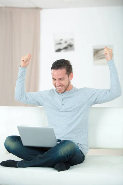 Gelukkig Mannelijke Operator Met Laptop Het Kantoor — Stockfoto