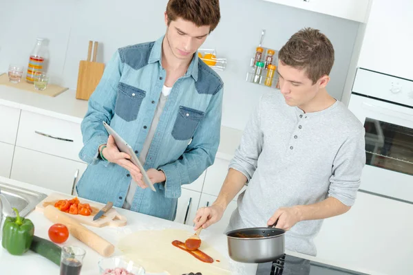 Två Manliga Vänner Att Göra Pizza Köket Tillsammans — Stockfoto