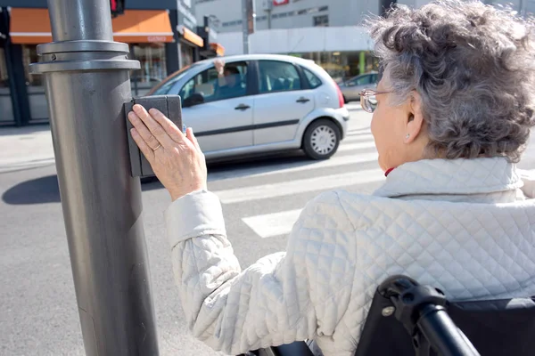 年配の女性の横断道路 — ストック写真