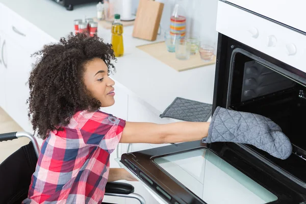 Disabled Lady Reaching Oven — Stock Photo, Image