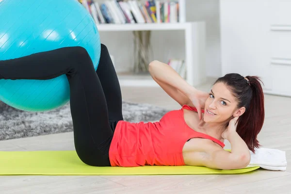 Ung Kvinna Göra Push Ups Hem Gym — Stockfoto