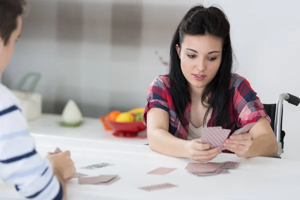 Adolescente Silla Ruedas Jugando Las Cartas — Foto de Stock