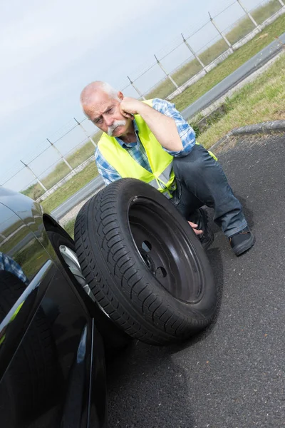 Discouraged Retired Man Unable Change Car Tyre — Stock Photo, Image