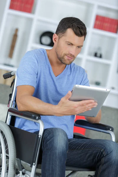 Homem Com Deficiência Cadeira Rodas Usando Tablet Digital Casa — Fotografia de Stock