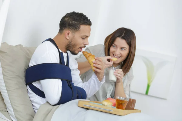 Injuerd Man Och Kvinna Att Frukost Sängen — Stockfoto