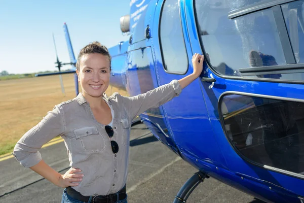 Female Tourist Next Helicopter — Stock Photo, Image