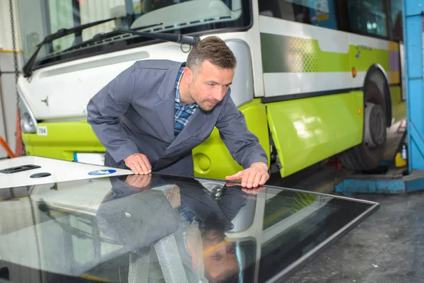 Mechanik Inspekcji Nowy Panel Autobusu — Zdjęcie stockowe