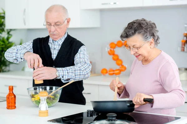 Senior Paar Koken Plezier Keuken — Stockfoto