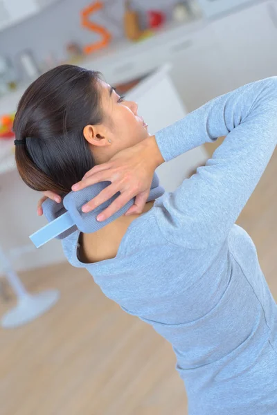 Frau Mit Nackenstütze Hält Ihren Nacken — Stockfoto