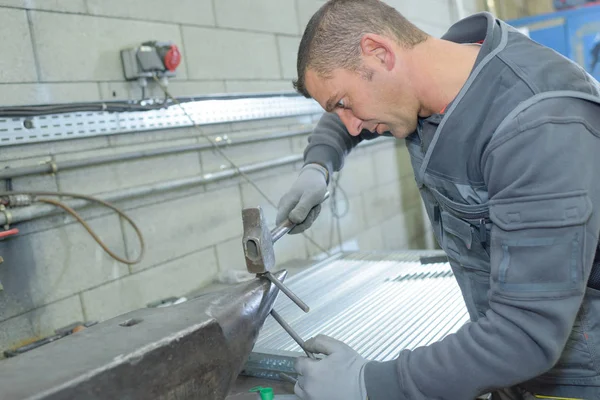 修理工业厨房水槽的水管工 — 图库照片
