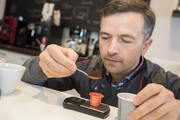 Voorbereiding Van Een Kopje Koffie Een Koffie Pod Man — Stockfoto