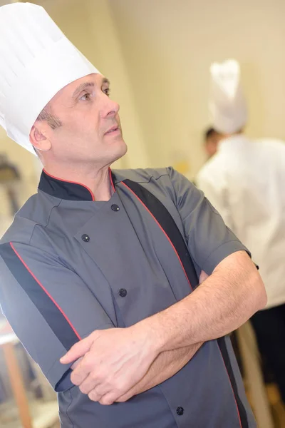 Junger Männlicher Koch Steht Restaurants Der Küche Arme Verschränkt — Stockfoto