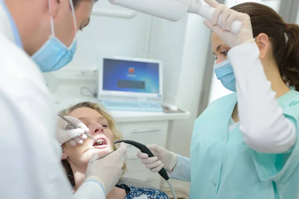 Dentista Revisando Paciente — Foto de Stock