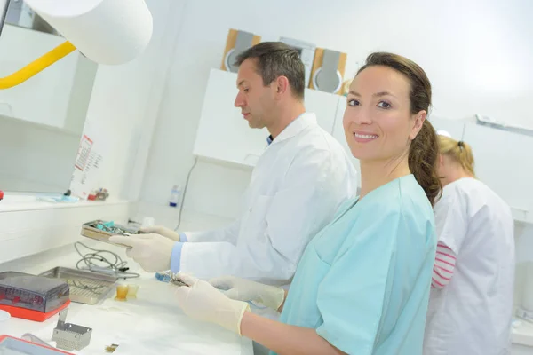 Junge Ärztin Arbeitet Labor — Stockfoto