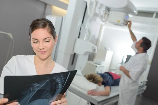 Enfermera Mirando Una Radiografía Sala Cirugía —  Fotos de Stock
