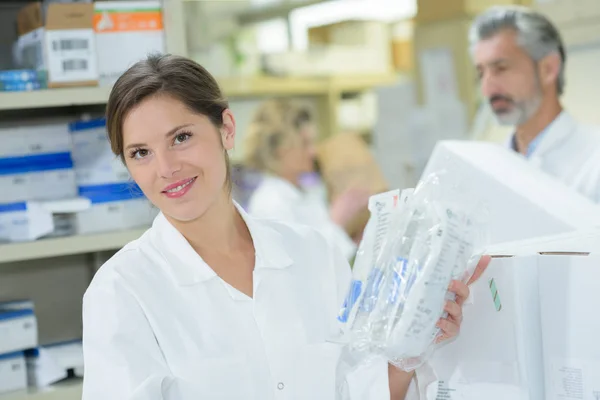 Vrouwelijke Apotheker Glimlachen Naar Camera — Stockfoto