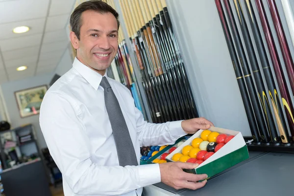 Man Biljart Accessoires Een Winkel Kiezen — Stockfoto