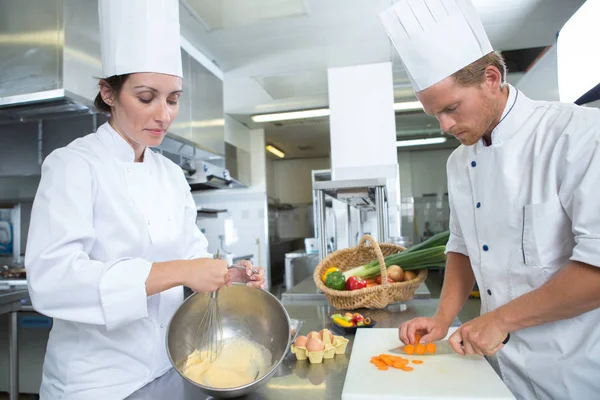 Due Chef Guarnire Pasto Sul Bancone Cucina Commerciale — Foto Stock