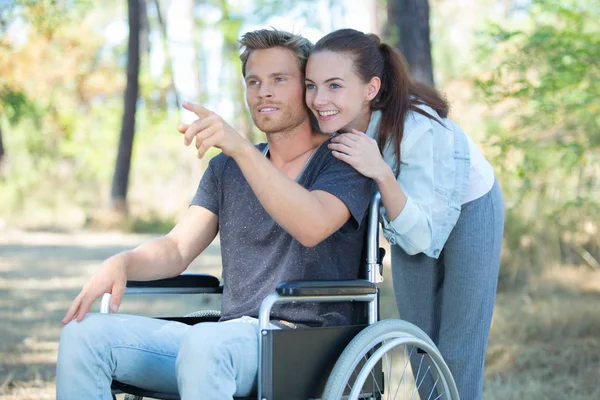 Couple Fauteuil Roulant Marcher Dans Forêt — Photo