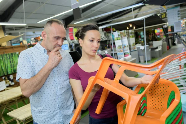 Casal Comprar Cadeiras Plástico — Fotografia de Stock