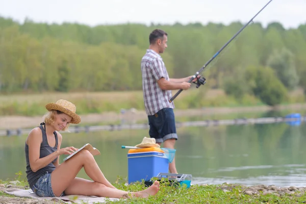 Pareja Joven Pescando Las Orillas Del Estanque — Foto de Stock