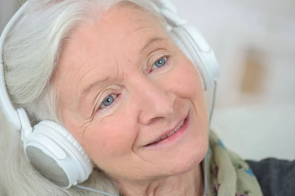 Amigable Anciana Escuchando Música — Foto de Stock