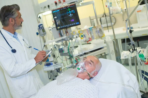Médico Examinando Paciente Sênior Com Máscara Oxigênio — Fotografia de Stock