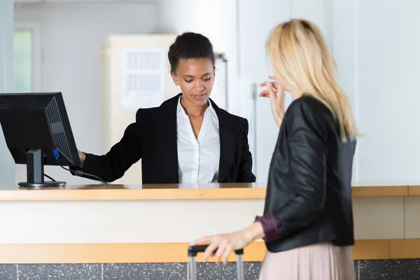 Lady Checking Hotel Reception — Stock Photo, Image