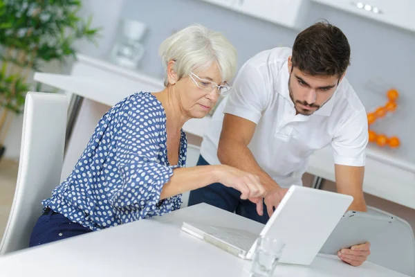 Seniorin Sitzt Mit Laptop Neben Ihrem Enkel — Stockfoto