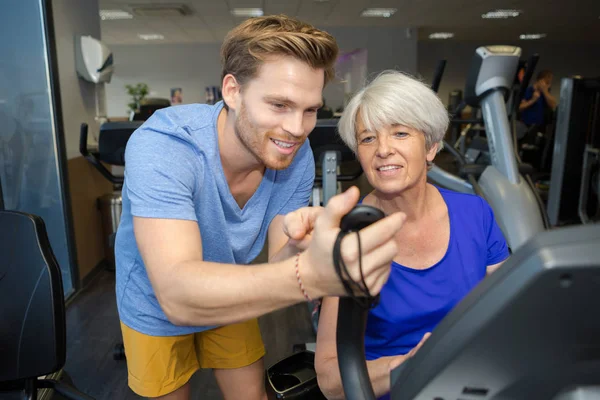 Mujer Mayor Haciendo Ejercicio Con Entrenador Personal —  Fotos de Stock