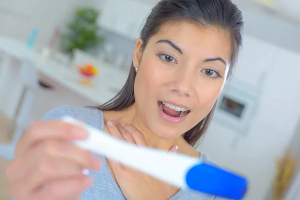Bild Zeigt Glückliche Frau Mit Schwangerschaftstest Hause — Stockfoto