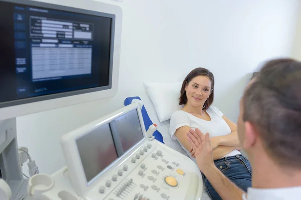 Technologe Und Patient Gespräch — Stockfoto