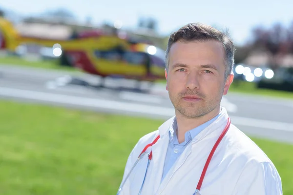 Retrato Médico Masculino Perto Helicóptero Emergência — Fotografia de Stock